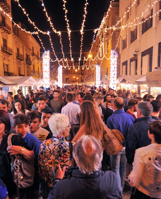 Sicily-food-festival-folla-stand-luci Sicily-food-festival-folla-stand-luci